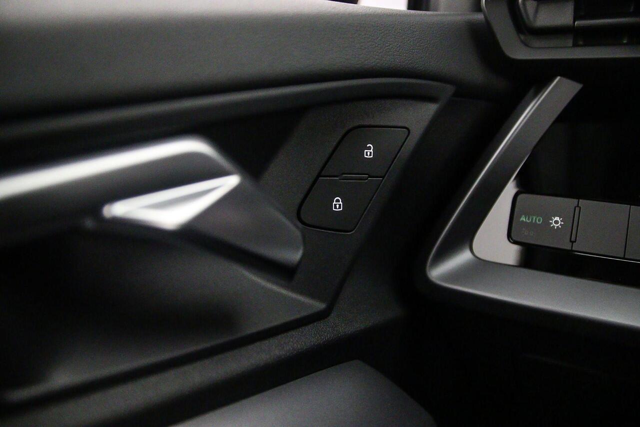 Audi A3 SPORTBACK 30 TFSI AUT | BLACK EDITION | ¤4.000,- KORTING | Sportonderstel - Privacy glas - Sportstoelen