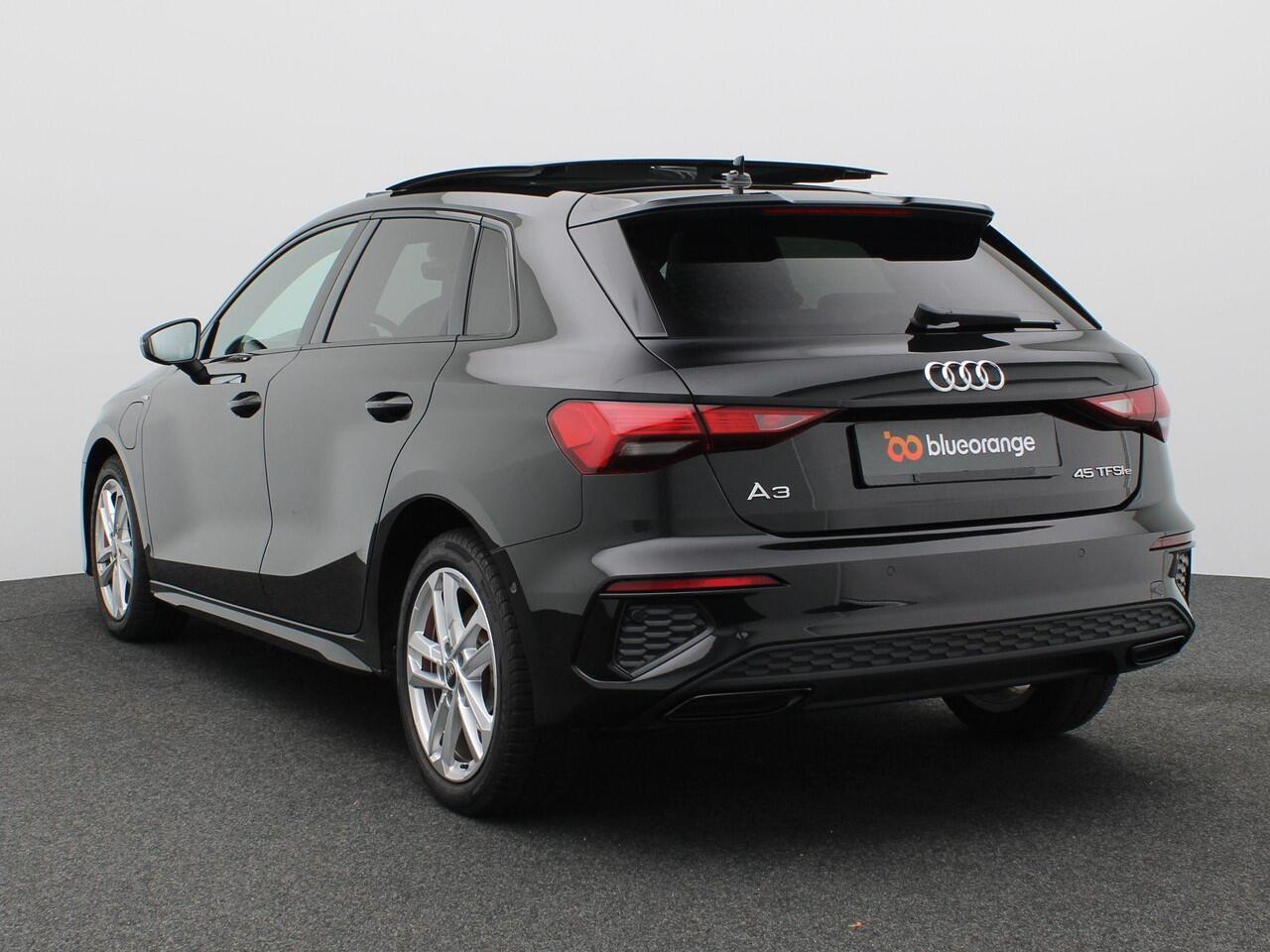 Audi A3 SPORTBACK 45 TFSI e S-Line Competition 245PK S-tronic Pano-Schuifdak, Keyless, Stoelverwarming, Cruise Control, Lane Assist, Apple Carplay/Android Auto, Parkeersensoren voor en achter, 17" LM Velgen