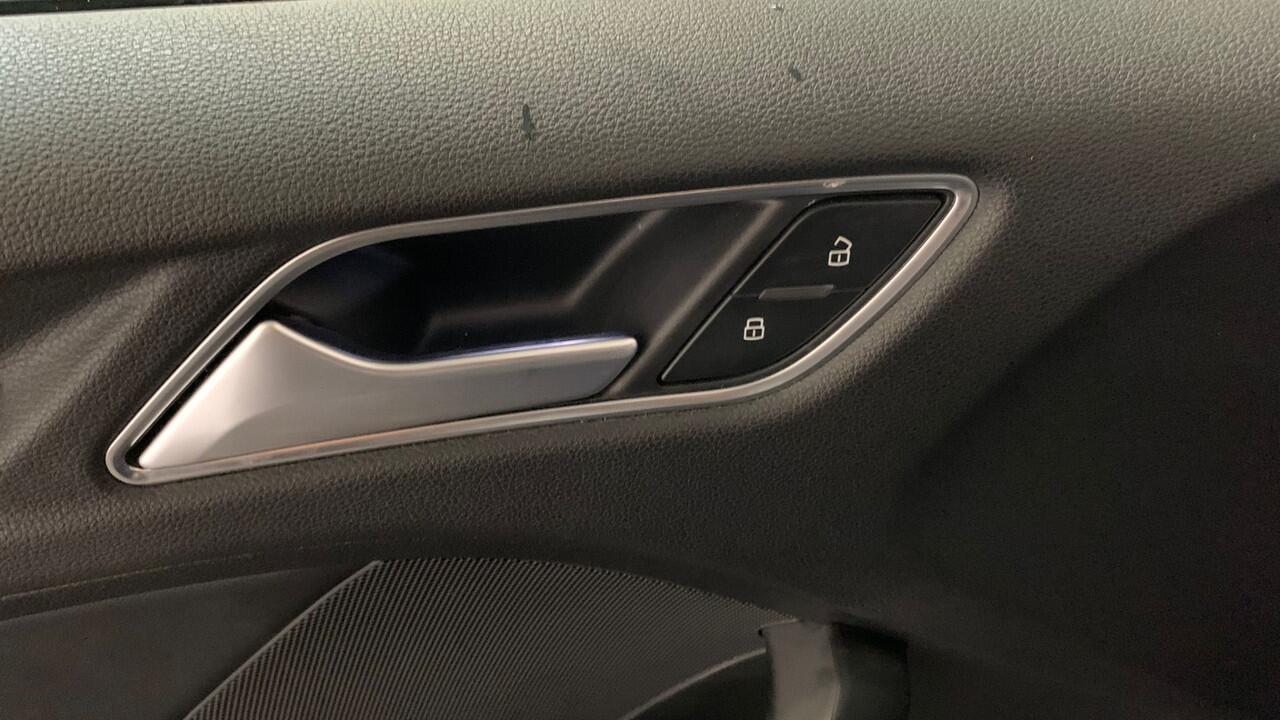 Audi A3 SPORTBACK 30 TFSI Advance Sport G-tron Carplay!