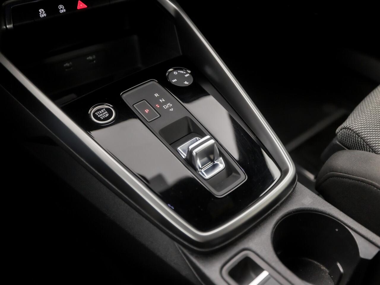 Audi A3 SPORTBACK 30 TFSI Sportline Automaat (APPLE CARPLAY, GROOT NAVI, CLIMATE, GETINT GLAS, SPORTSTOELEN, CRUISE, MATRIX LED, PARKEERSENSOREN, NIEUWSTAAT)