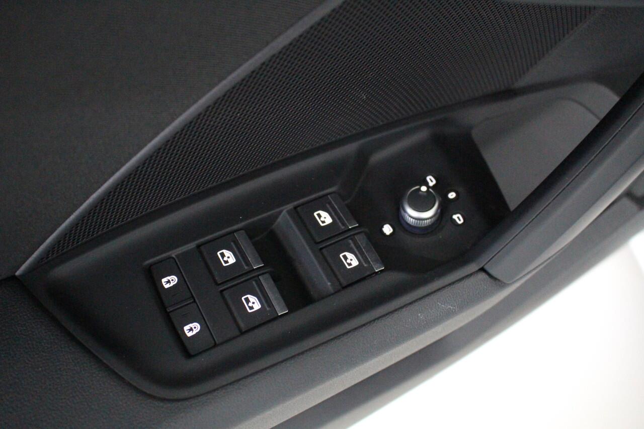 Audi A3 SPORTBACK 30 TFSI Advanced edition Navigatie | Climate control | Cruise Control | Lichtmetalen velgen