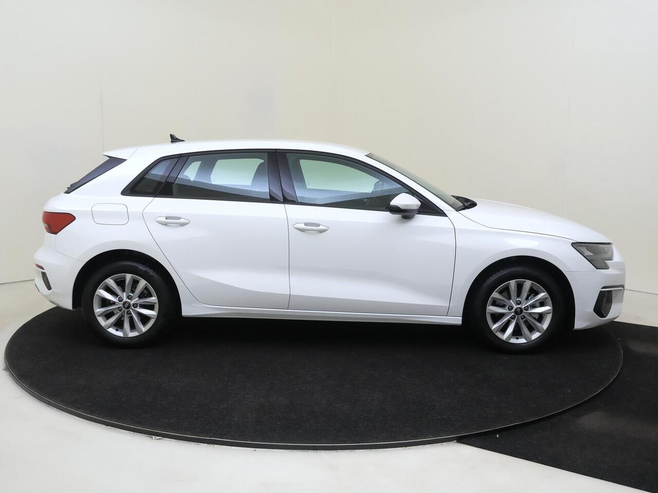 Audi A3 SPORTBACK 30 TFSI Attitude | CarPlay | Draadloze telefoonlader | Cruise control | Virtual cockpit | Parkeersensoren achter | Lane- en frontassist |