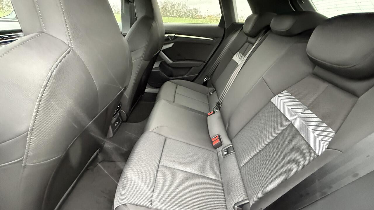 Audi A3 SPORTBACK 45 TFSI e plug in hybride S line, 200 KW/272 PK(!) DEMO S Line, Comfort pakket, Automaat, 18", Panorama, Clima, Black pareleffect