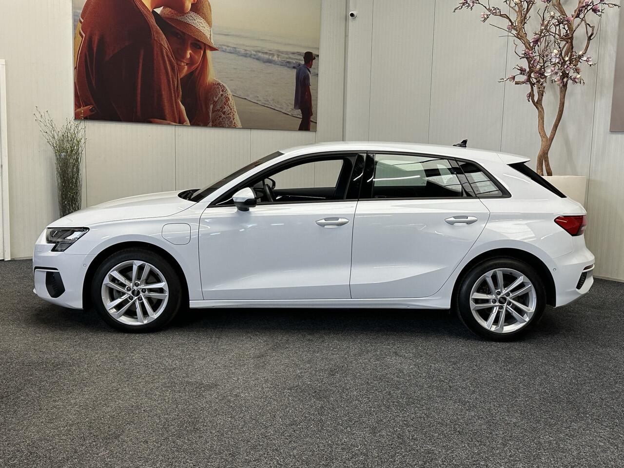 Audi A3 SPORTBACK 40 TFSI e EDITION PHEV NAVIGATIE CRUISE CONTROL CLIMATE CONTROL BLUETOOTH TELEFOON APPLE CARPLAY/ANDROID RIJSTROOKSENSOREN KEYLESS GO PDC ZEER MOOI !! 3010
