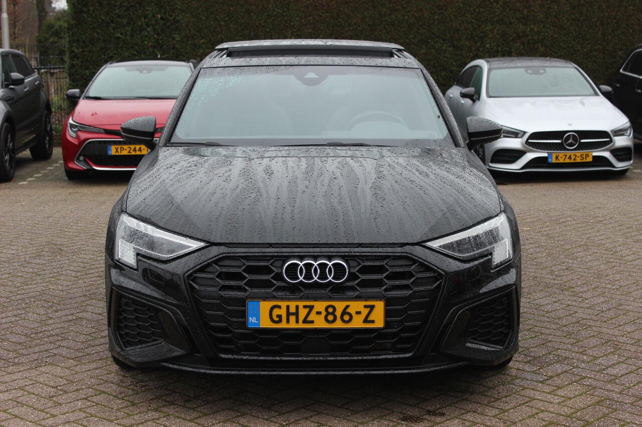 Audi A3 SPORTBACK 45 TFSI e S edition Competition / Trekhaak / Panoramadak / CarPlay / Matrix LED / Keyless / Parkeerhulp V+A / 18'' / Half leder / Navigatie / DAB / Dodehoek / Stoelverwarming / ACC
