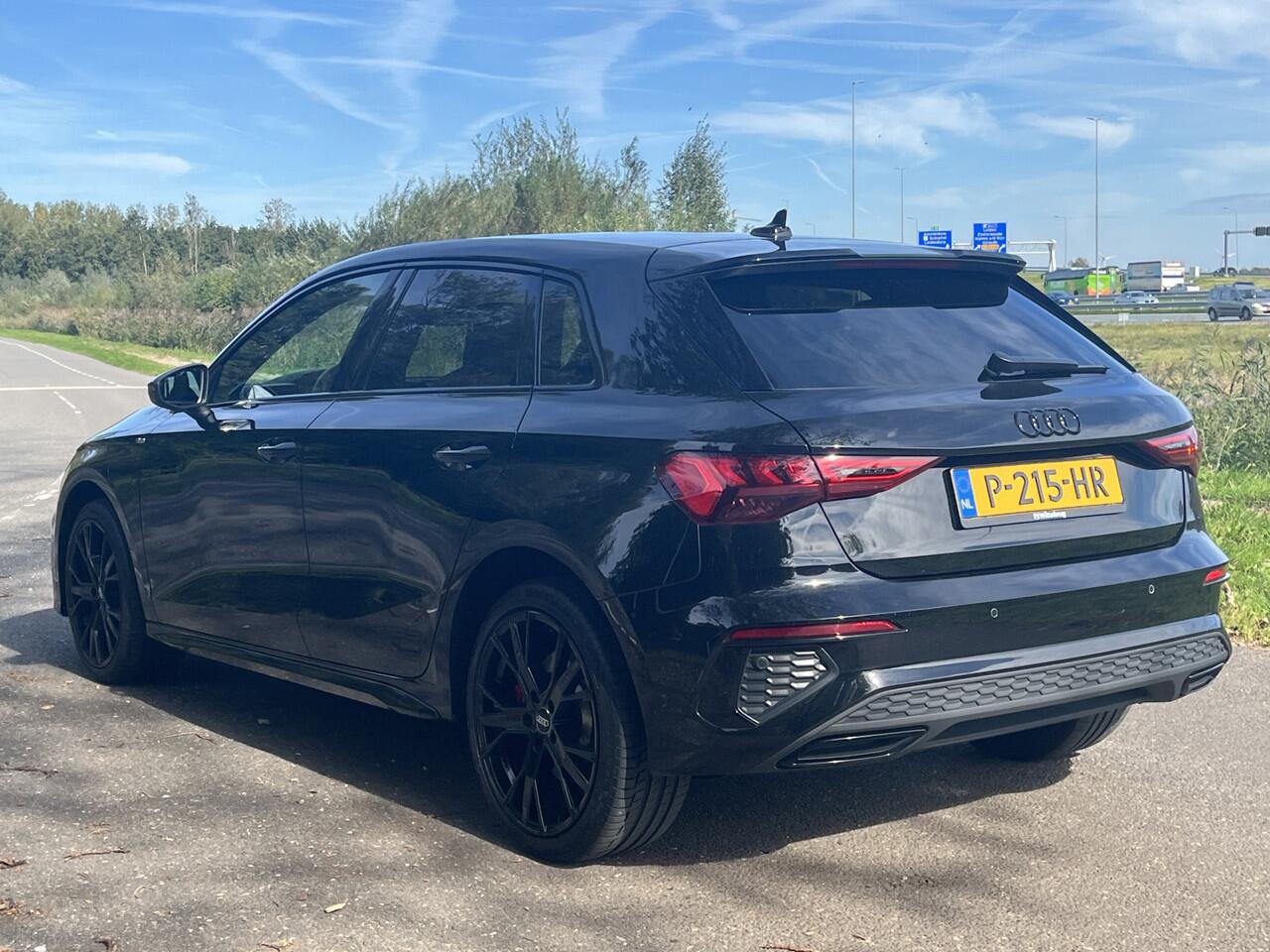 Audi A3 SPORTBACK 45 TFSI e S edition Competition / 245pk / Zwart Optiek / 18 Inch / getint glas / Getint glas