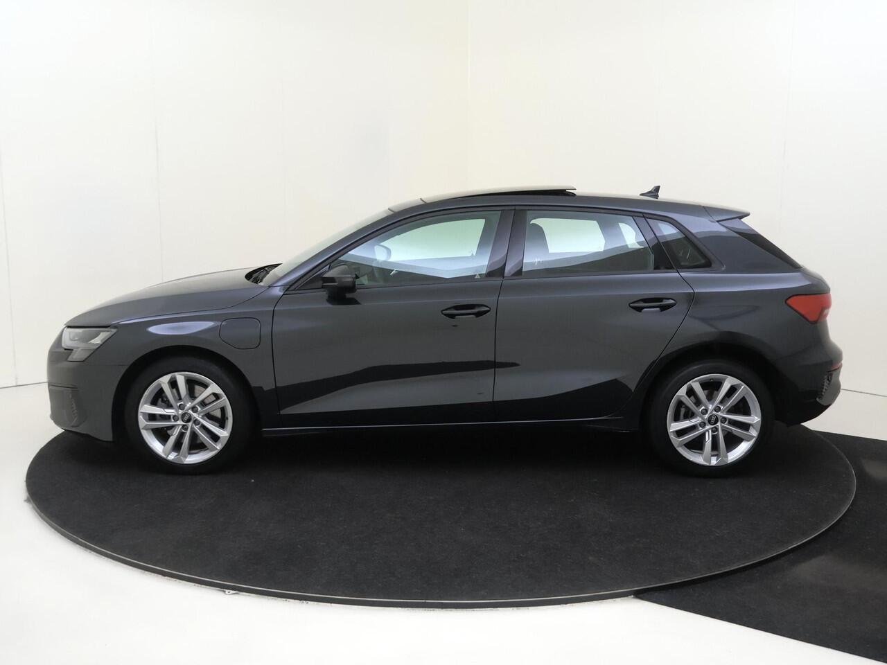Audi A3 SPORTBACK 40 TFSI e Edition | Panoramadak | Parkeersensoren achter | Cruise control | CarPlay | Electronic climate control | Lane assist |