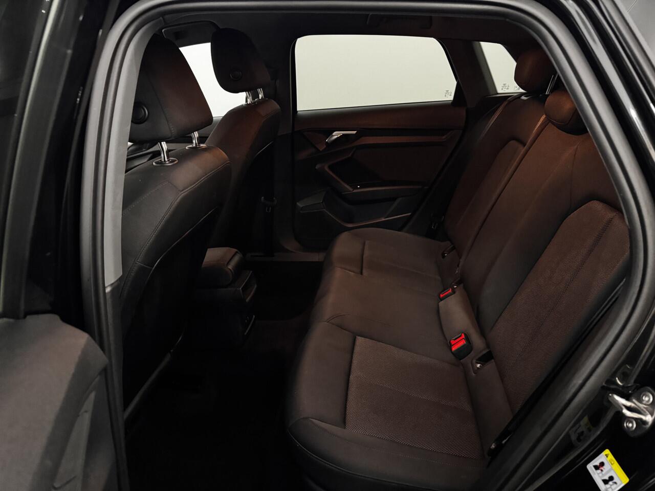 Audi A3 SPORTBACK 30 TFSI S-line Airco, Navi, Parkeersensoren, Virtual desk, Cruise control, Stoelverwarming, A start stop