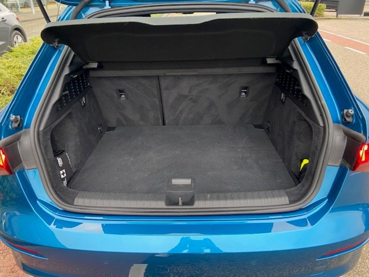 Audi A3 SPORTBACK 30 TFSI Business edition / 17"LMV / NAVI / APP.Connect