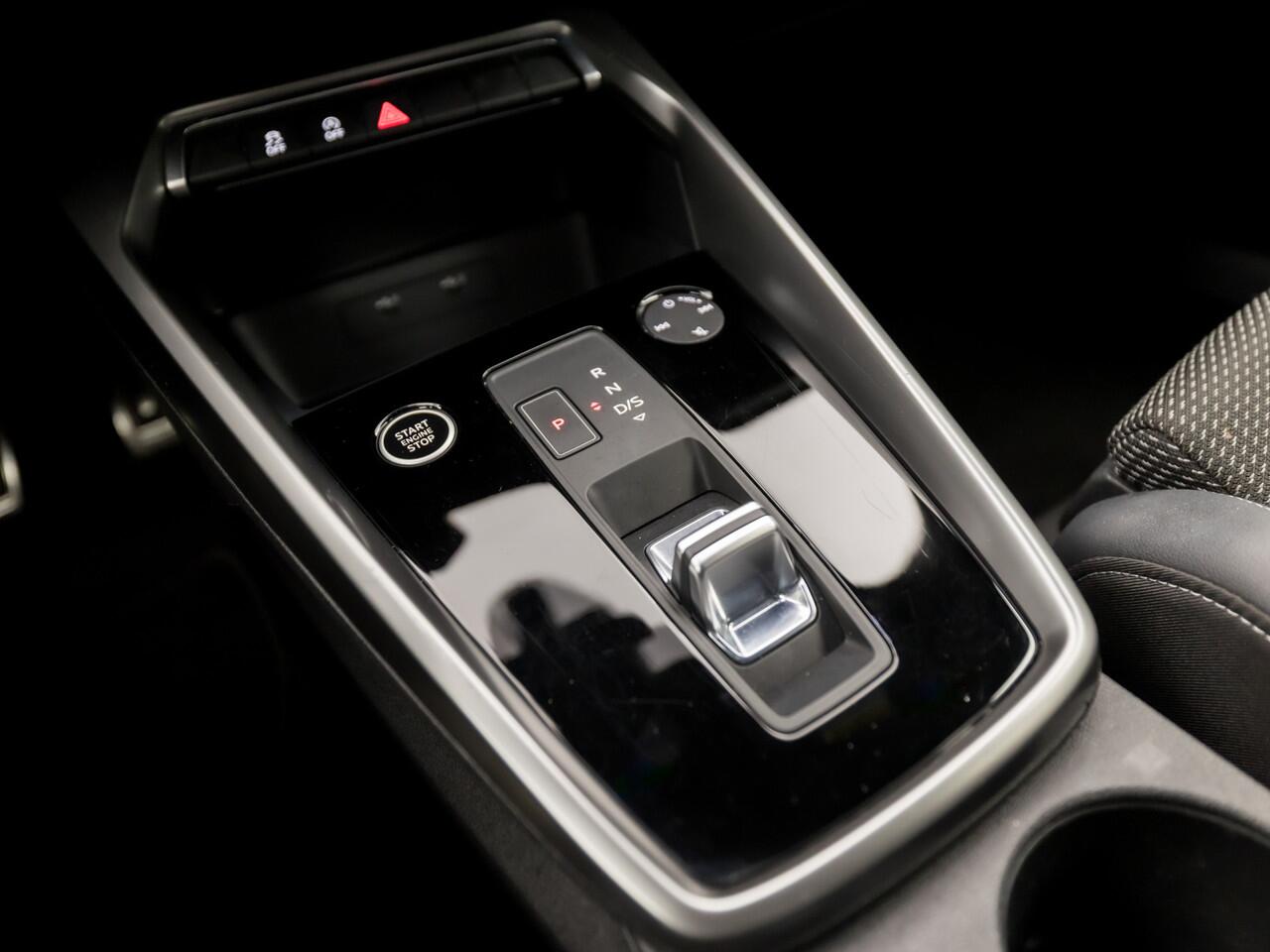 Audi A3 SPORTBACK 30 TFSI S-Line Sport Automaat (2X S-LINE, APPLE CARPLAY, GROOT NAVI, LEDER, STOELVERWARMING, SPORTSTOELEN, GETINT GLAS, ADAPTIVE CRUISE, KEYLESS, NIEUWSTAAT)