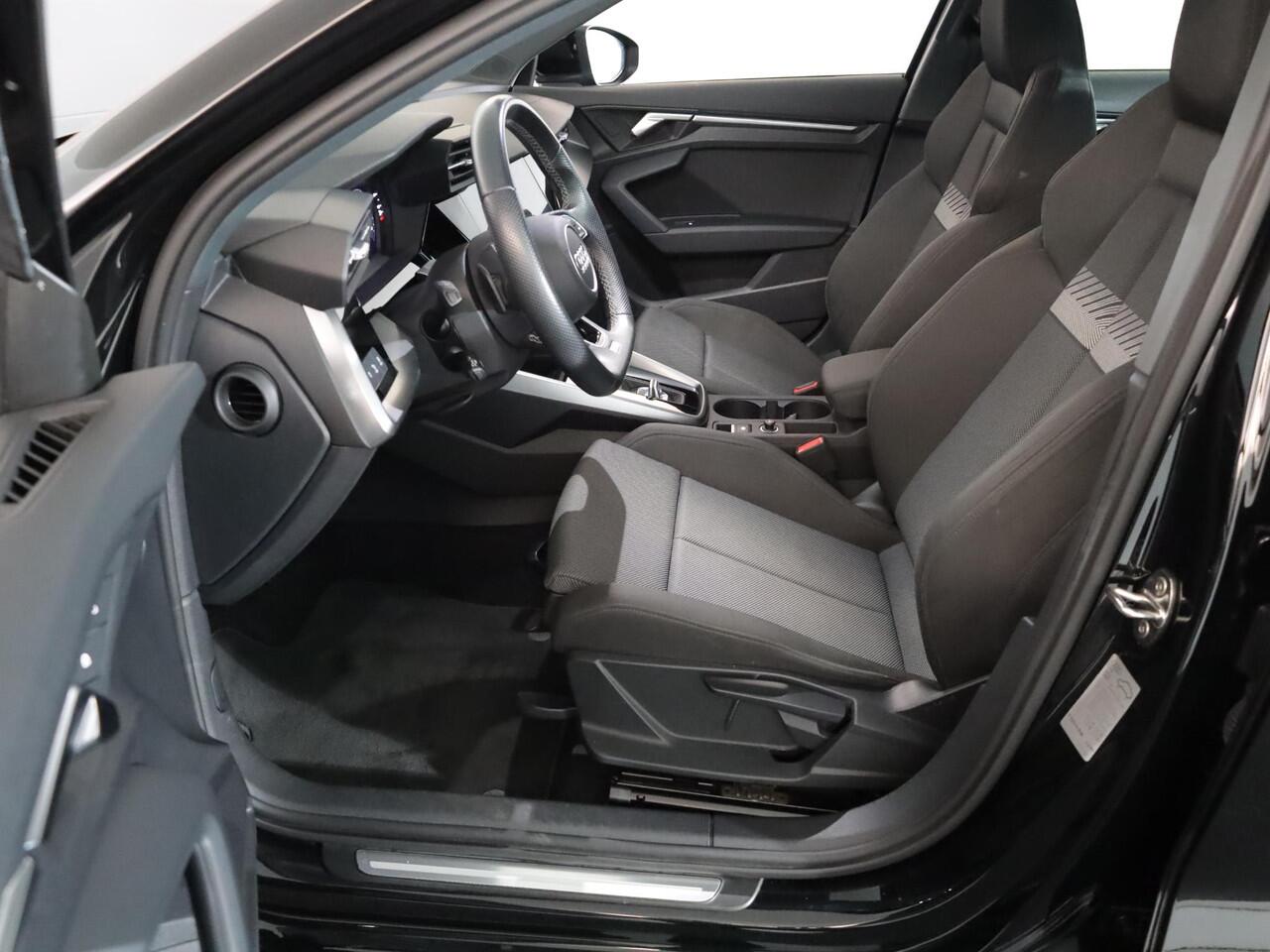 Audi A3 SPORTBACK 30 TFSI Attitude 110 pk S-tronic | Navigatie | Parkeersensoren achter | Autom. airco | Apple Carplay/Android Auto | LED koplampen |