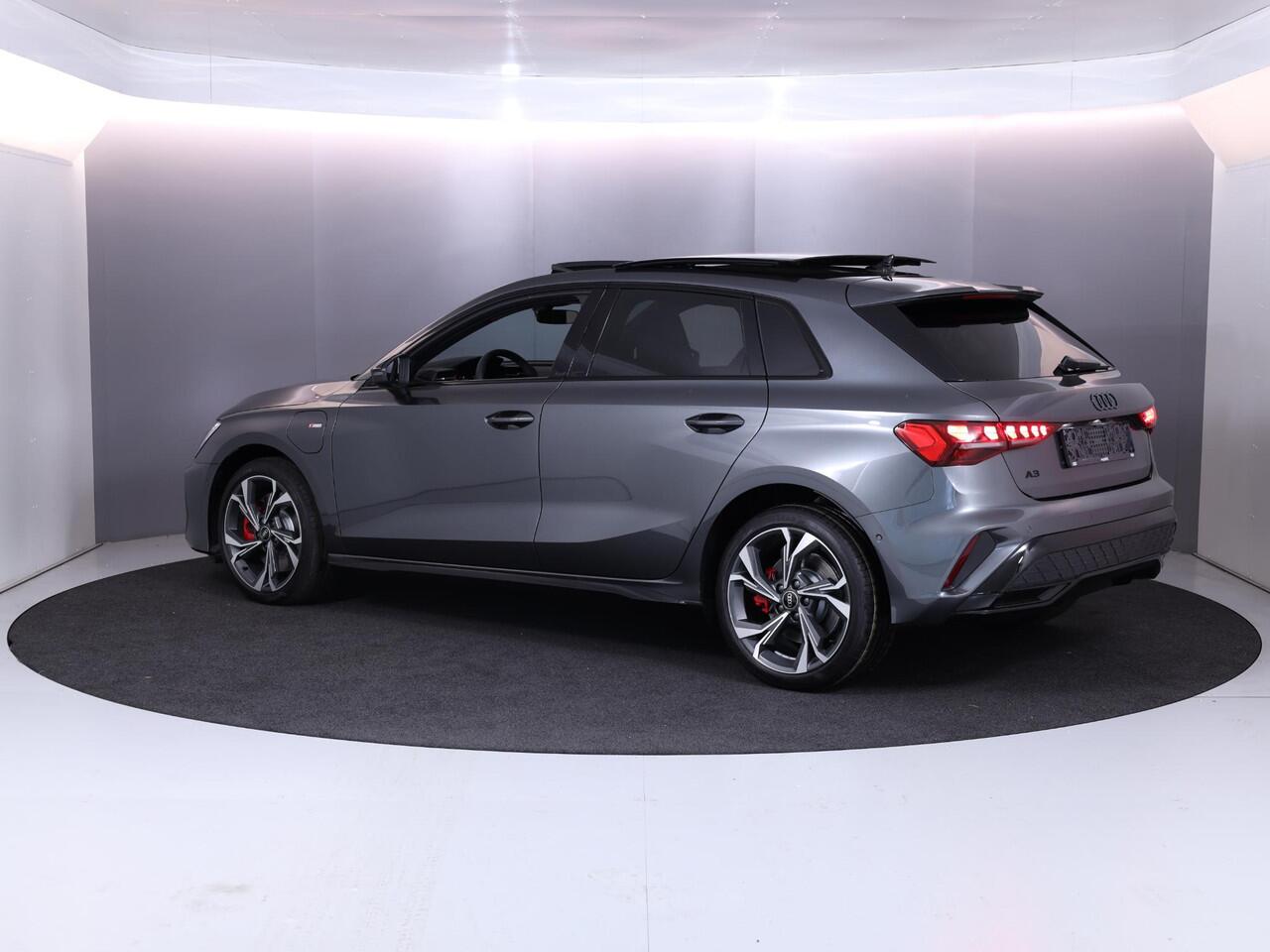 Audi A3 SPORTBACK 45 TFSI e S edition Competition 272 pk SOH 100% S-tronic| Navigatie | Panoramadak | Private lease vanaf ¤798,- | Achteruitrijcamera | Adaptieve cruise control | Matrix LED koplampen |