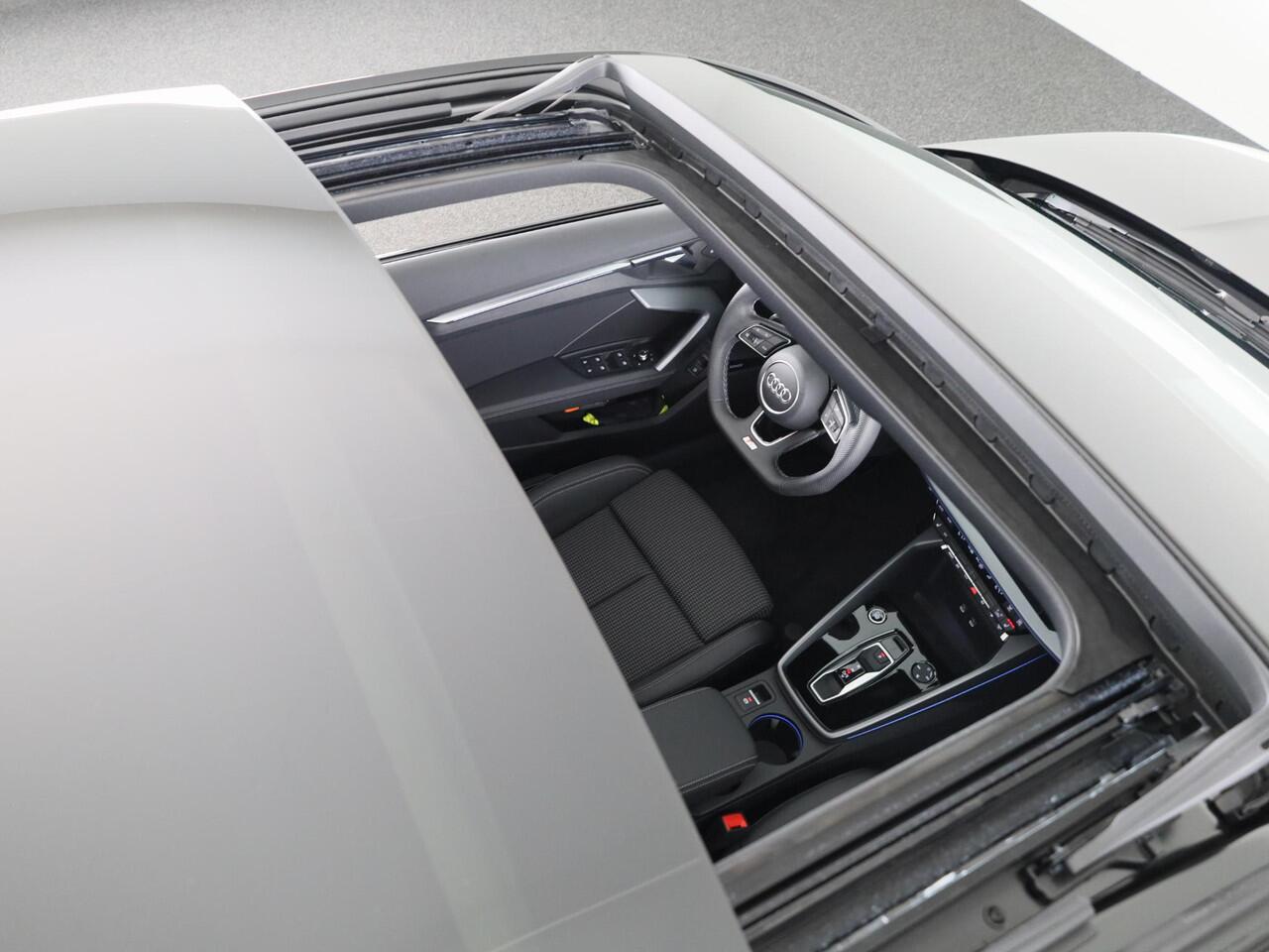 Audi A3 SPORTBACK 45 TFSI e S edition Competition 272pk | Panoramadak | Sonos Premium Audio | 19 inch Lichtmetalen velgen | Parkeercamera