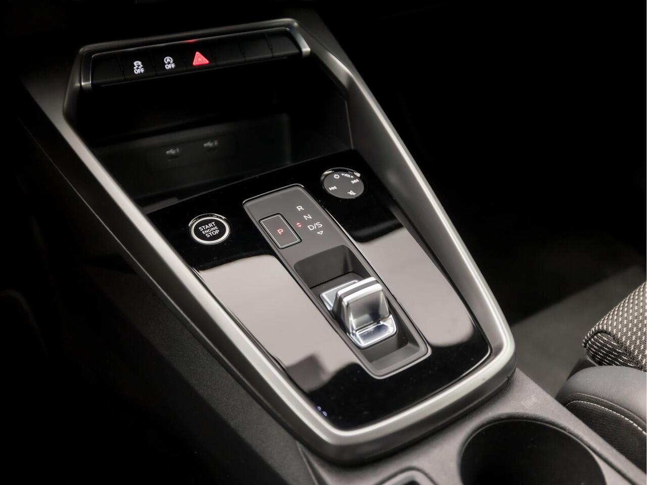 Audi A3 SPORTBACK 30 TFSI S-Line Sport Automaat (3X S-LINE, APPLE CARPLAY, GROOT NAVI, LEDER, ADAPTIVE CRUISE, STOELVERWARMING, SPORTSTOELEN, GETINT GLAS, DAB+, NIEUWE APK, NIEUWSTAAT)