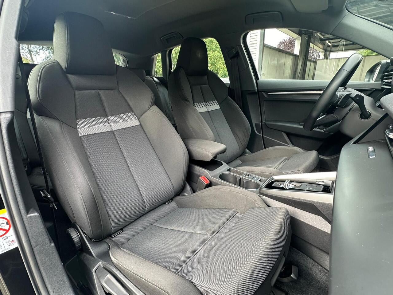 Audi A3 SPORTBACK 30 TFSI Business edition Automaat/VTcockpit/Trekhaak/Led/Cruise/PDC