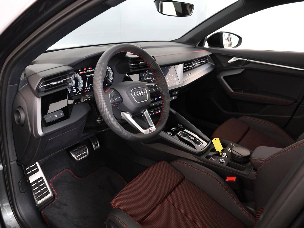 Audi A3 SPORTBACK 45 TFSI e S edition Competition 272 pk SOH 100% S-tronic| Navigatie | Panoramadak | Private lease vanaf ¤798,- | Achteruitrijcamera | Adaptieve cruise control | Matrix LED koplampen |