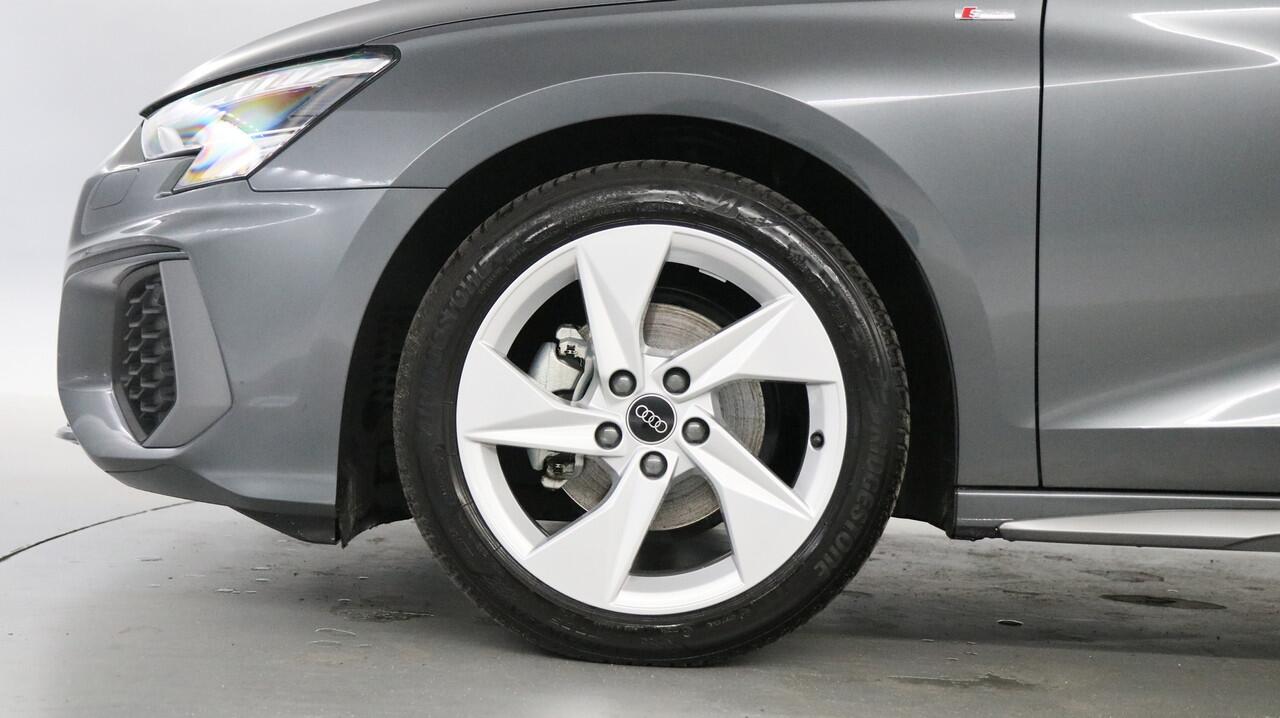 Audi A3 SPORTBACK 30 TFSI 110pk S Edition S-Tronic / Navigatie / Parkeersensoren / LED