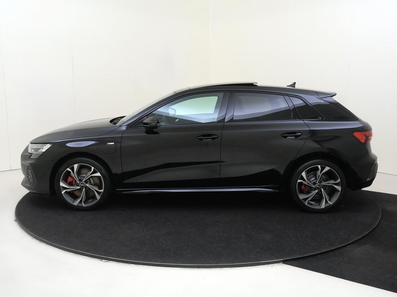 Audi A3 SPORTBACK 45 TFSI e S edition Competition | Panoramadak | Stoelverwarming | Sonos | Sfeerverlichting | Achteruitrijcamera | Keyless | Parkeerasisstent