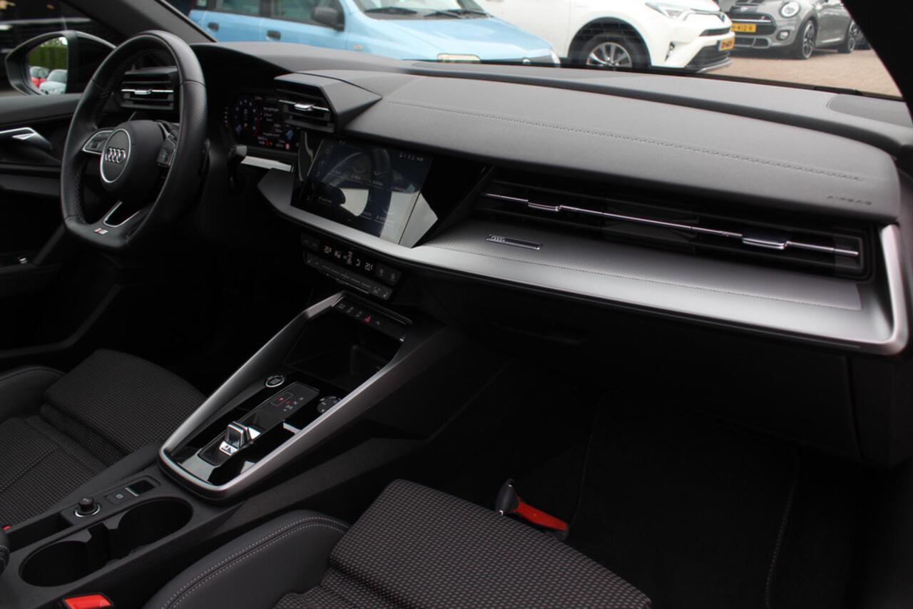 Audi A3 SPORTBACK 45 TFSI e S edition Competition / Trekhaak / Panoramadak / CarPlay / Matrix LED / Keyless / Parkeerhulp V+A / 18'' / Half leder / Navigatie / DAB / Dodehoek / Stoelverwarming / ACC