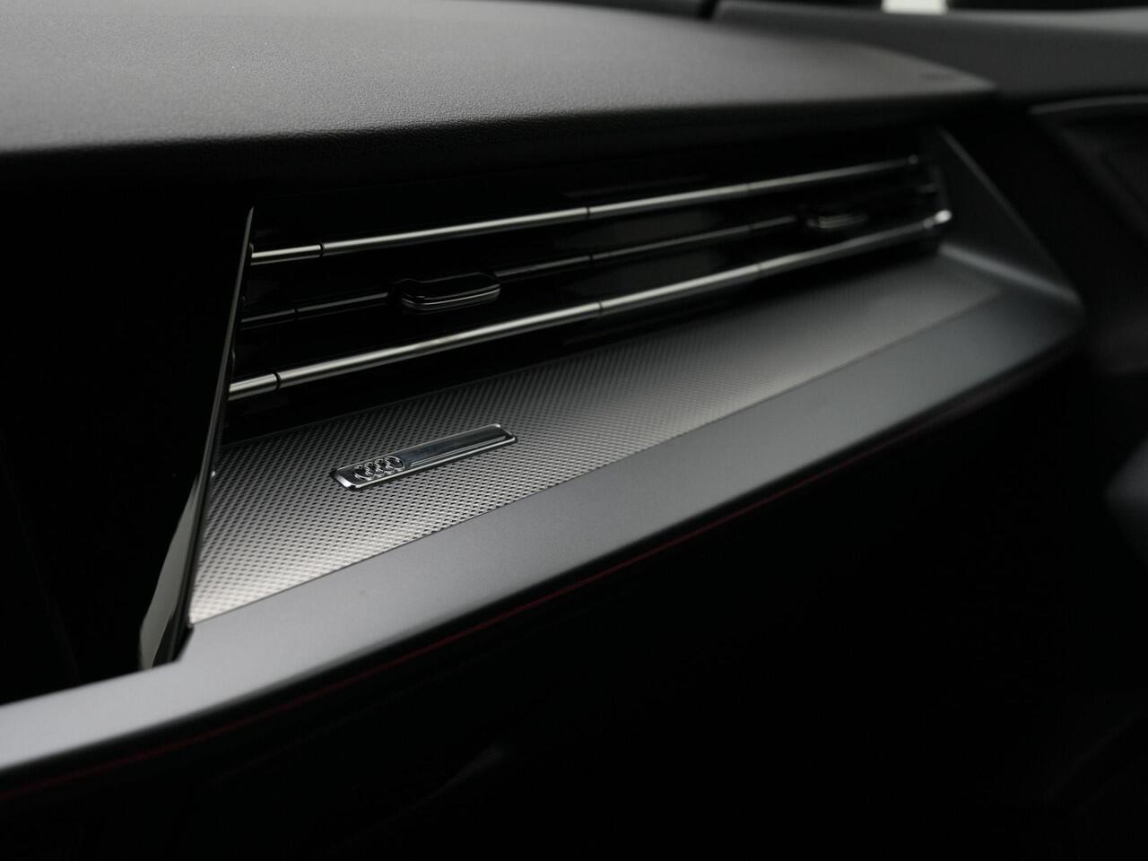 Audi A3 SPORTBACK 45 TFSI e 272 pk S-tronic S-Line | Elektr. verstelbare stoel | Achteruitrijcamera | Stoelverwarming | Adaptive Cruise | Navigatie