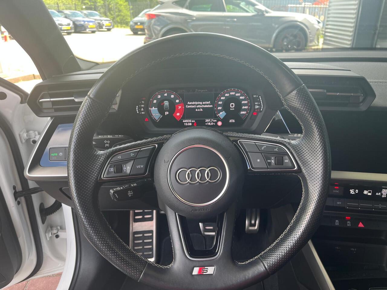 Audi A3 SPORTBACK 30 TFSI S edition / LED / S-Line Interieur & Exterieur / Navigatie / Camera / Donker Glas / 17" LMV