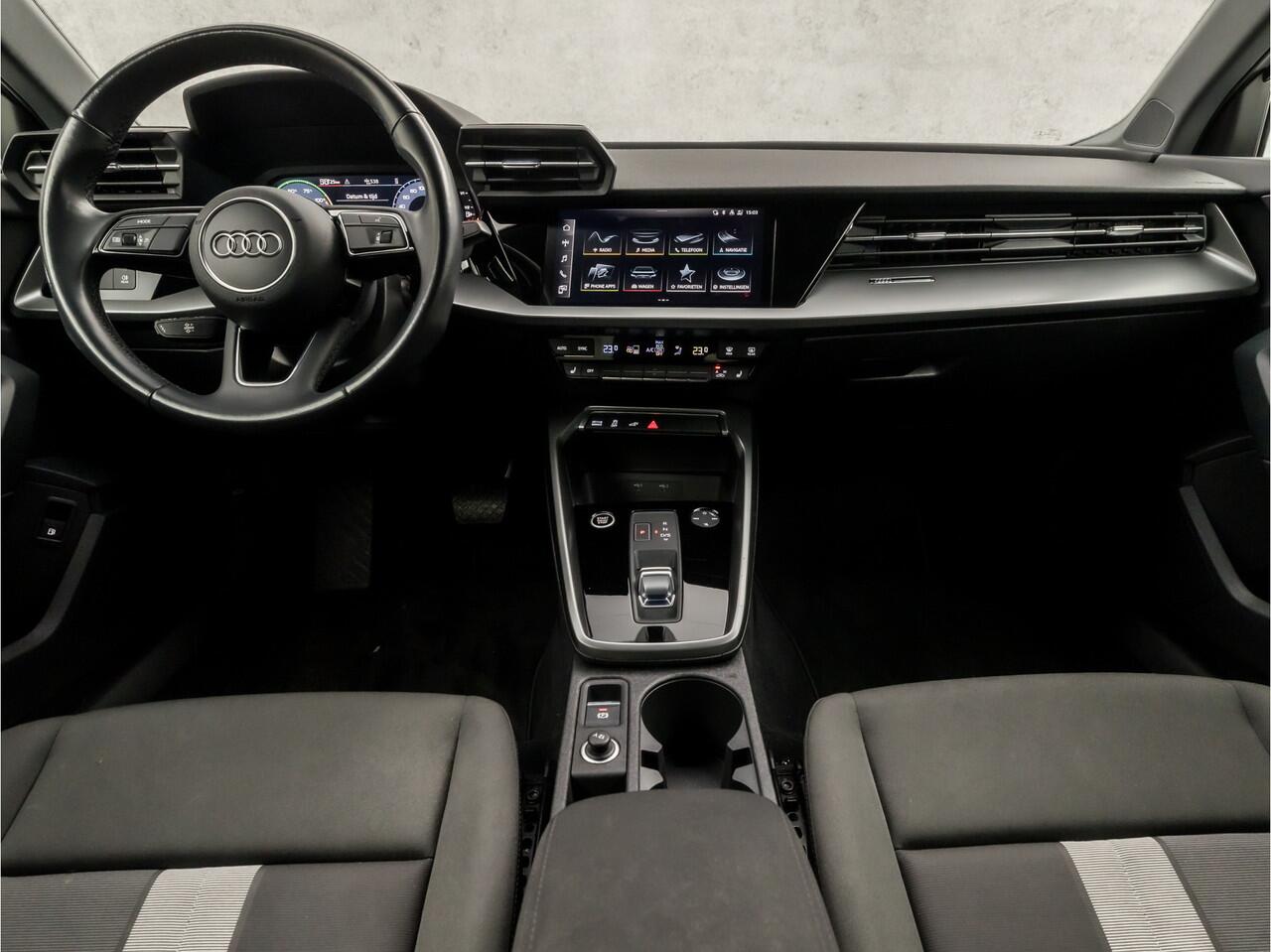 Audi A3 SPORTBACK 40 TFSI e Sport 204Pk Automaat (APPLE CARPLAY, CLIMATE, STOELVERWARMING, GETINT GLAS, SPORTSTOELEN, PARKEERSENSOREN, ZWART HEMEL, 18'' LM VELGEN, CRUISE, NIEUWSTAAT)