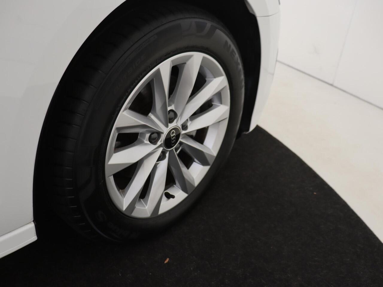 Audi A3 SPORTBACK 30 TFSI Attitude | CarPlay | Draadloze telefoonlader | Cruise control | Virtual cockpit | Parkeersensoren achter | Lane- en frontassist |