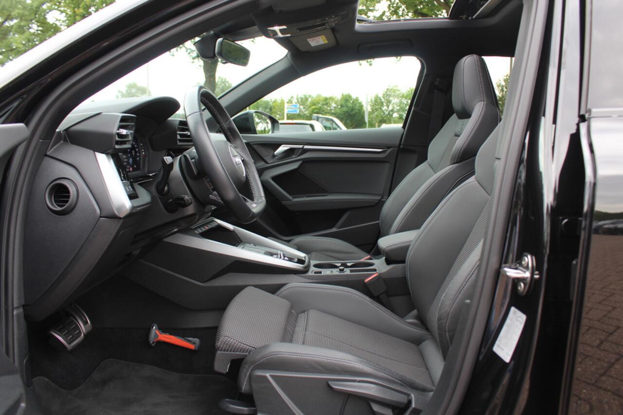 Audi A3 SPORTBACK 45 TFSI e S edition Competition / Trekhaak / Panoramadak / CarPlay / Matrix LED / Keyless / Parkeerhulp V+A / 18'' / Half leder / Navigatie / DAB / Dodehoek / Stoelverwarming / ACC