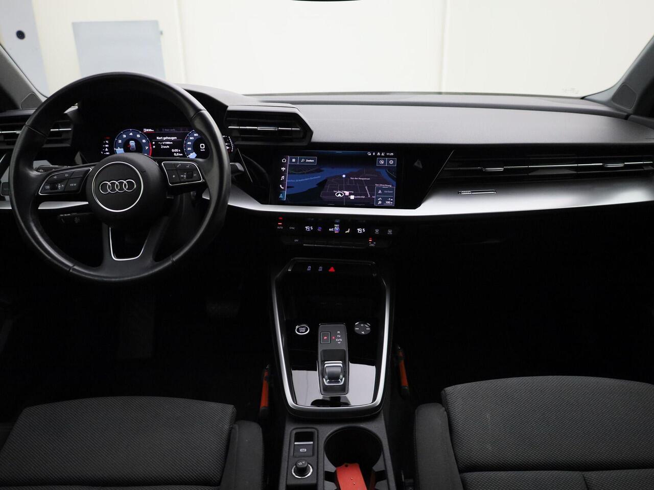 Audi A3 SPORTBACK 30 TFSI/110PK Business edition ·Apple/Android Car Play ·Navigatie · 18'' Velgen · Parkeersensoren ·