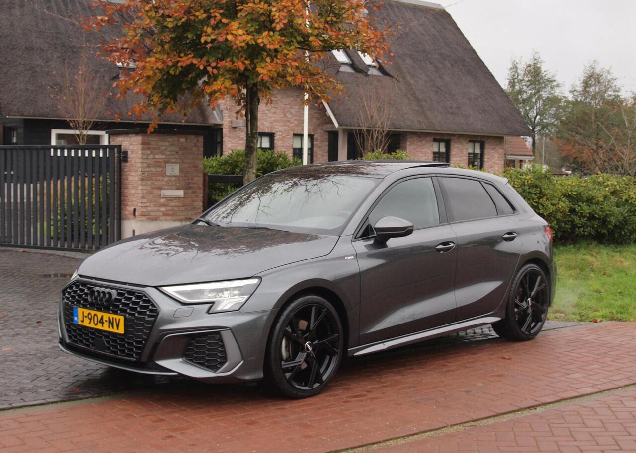 Audi A3 SPORTBACK 35 TFSI S edition | 2X S-Line | Schuifdak | 19 Inch | Black Optic | NL-Auto |
