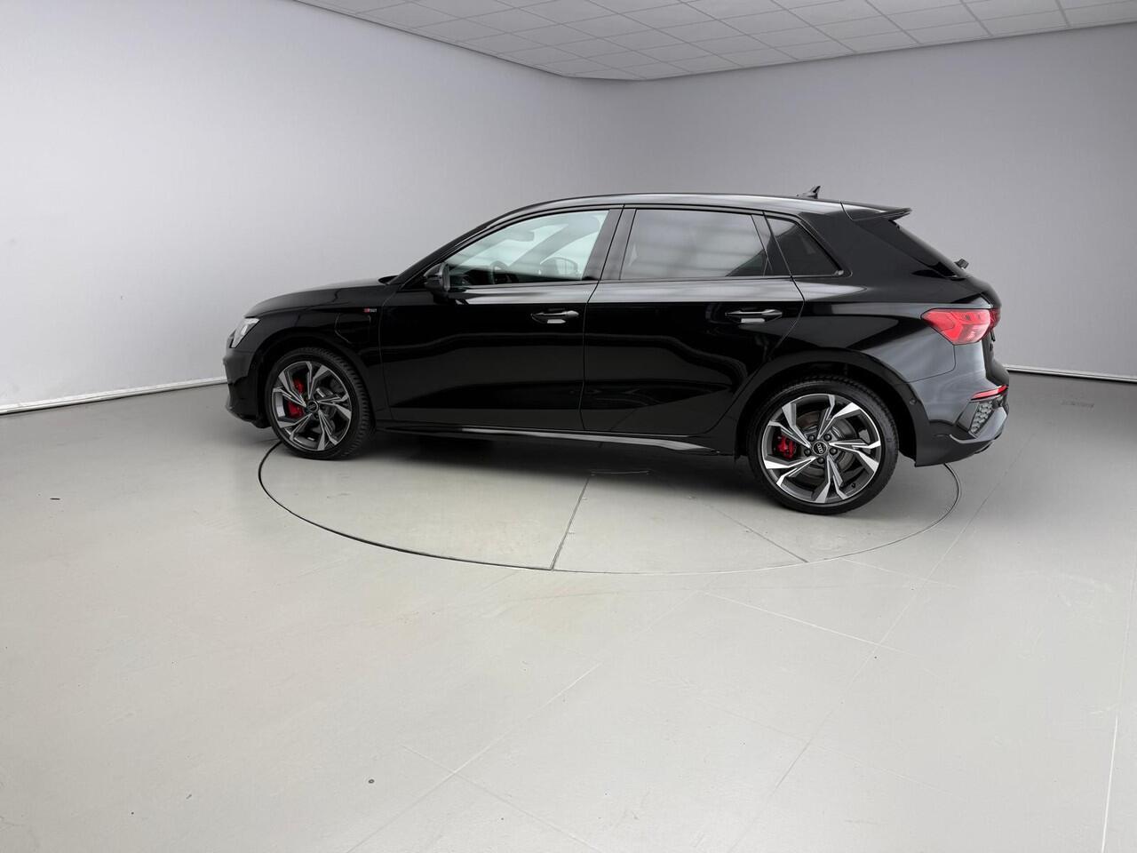 Audi A3 SPORTBACK 45 TFSI e S edition Competition | Zwart optiek | 18" | LED | Audi Sound | Ambiënt Lighting