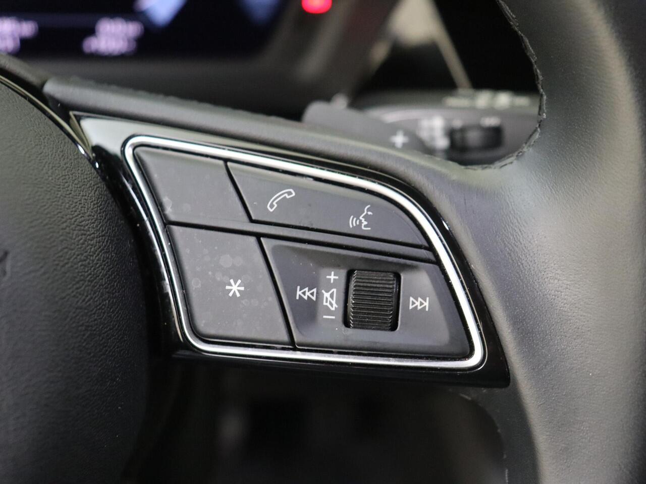 Audi A3 SPORTBACK 30 TFSI Attitude | CarPlay | Draadloze telefoonlader | Cruise control | Virtual cockpit | Parkeersensoren achter | Lane- en frontassist |