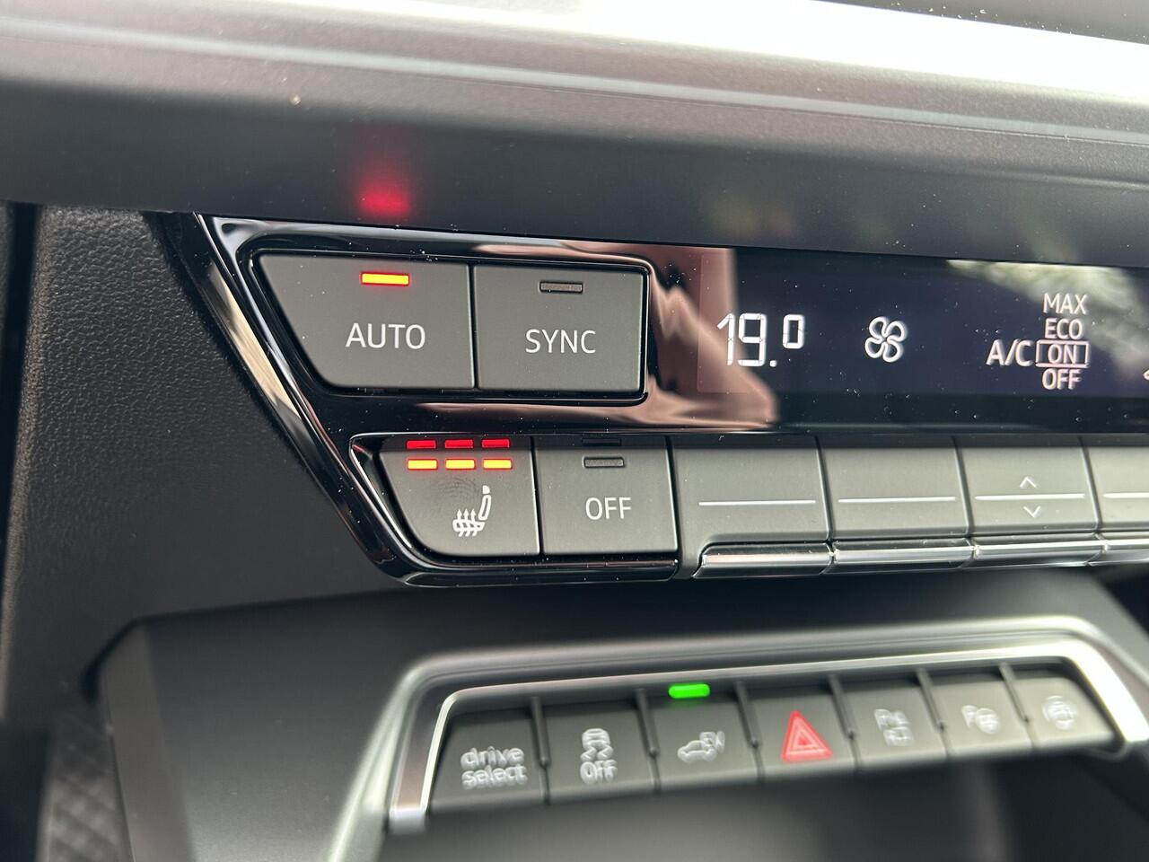 Audi A3 SPORTBACK Advanced edition 40 TFSI e 150 kW / 204 PK Sportba | Stoelverwarming | Adaptieve Cruis Control | Sportstuur | Camera | Sfeerverlichting |