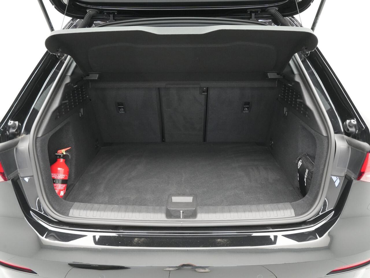 Audi A3 SPORTBACK 40 TFSI e 204pk Navigatie Stoelverwarming Parkassist Carplay Android 306