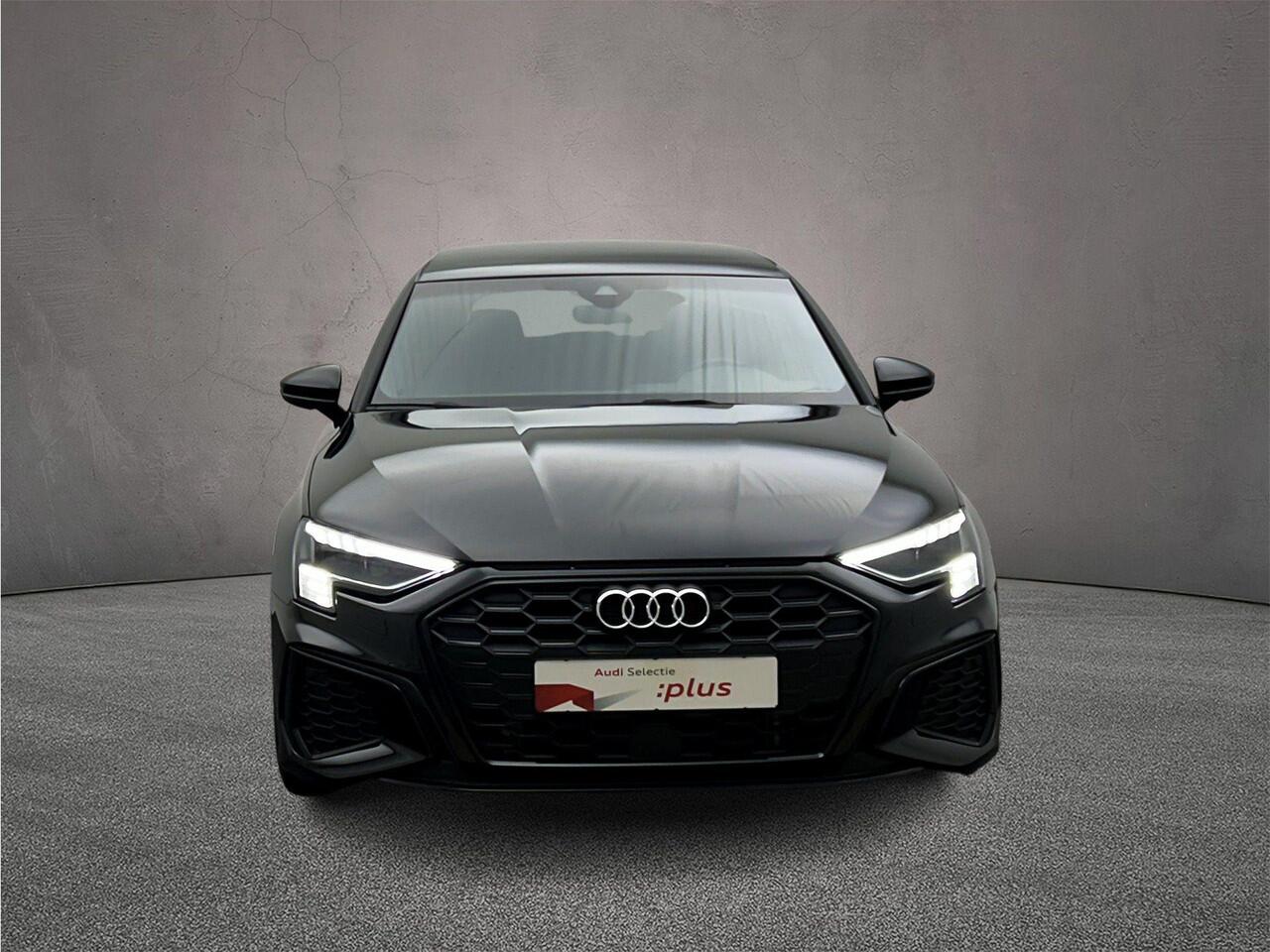 Audi A3 SPORTBACK 45 TFSI e S Edition | Pano | Matrix | Elek Kofferklep | Audi sound | Matrix-Led | Adapt. Cruise | Carplay | Ambient lighting | Navi | Optiek Zwart | S Line | Akoestisch glas |