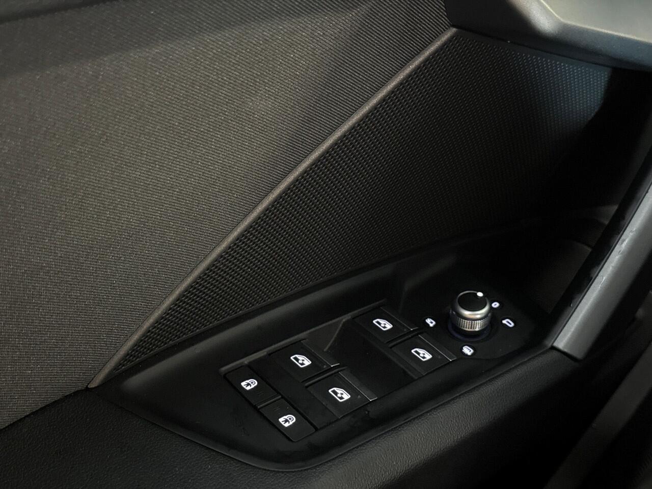 Audi A3 SPORTBACK 35 150pk TFSI S edition Sportstoelen zwarte stof | Achteruitrijcamera | Stoelverwarming voorin