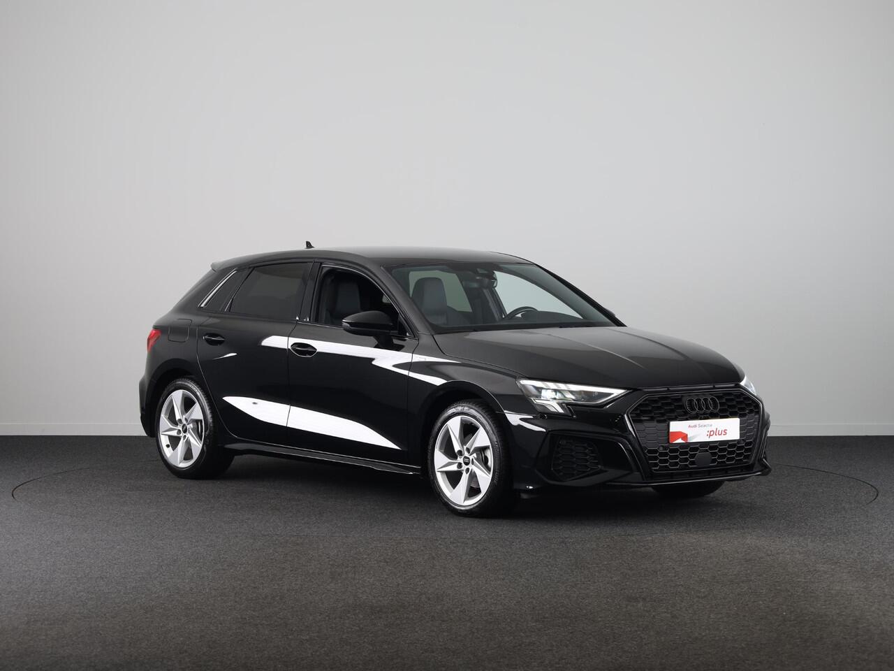 Audi A3 SPORTBACK 35 TFSI S edition | Verlengde Garantie | Optiek zwart pakket | Parkeersensoren achterzijde | Afneembare trekhaak |