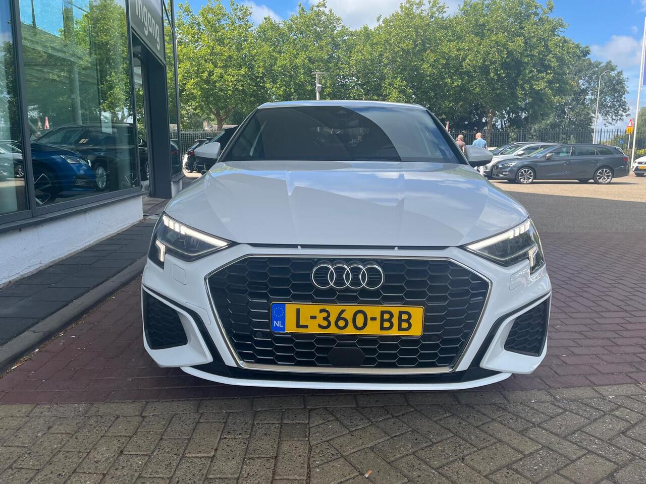 Audi A3 SPORTBACK 30 TFSI S edition / LED / S-Line Interieur & Exterieur / Navigatie / Camera / Donker Glas / 17" LMV