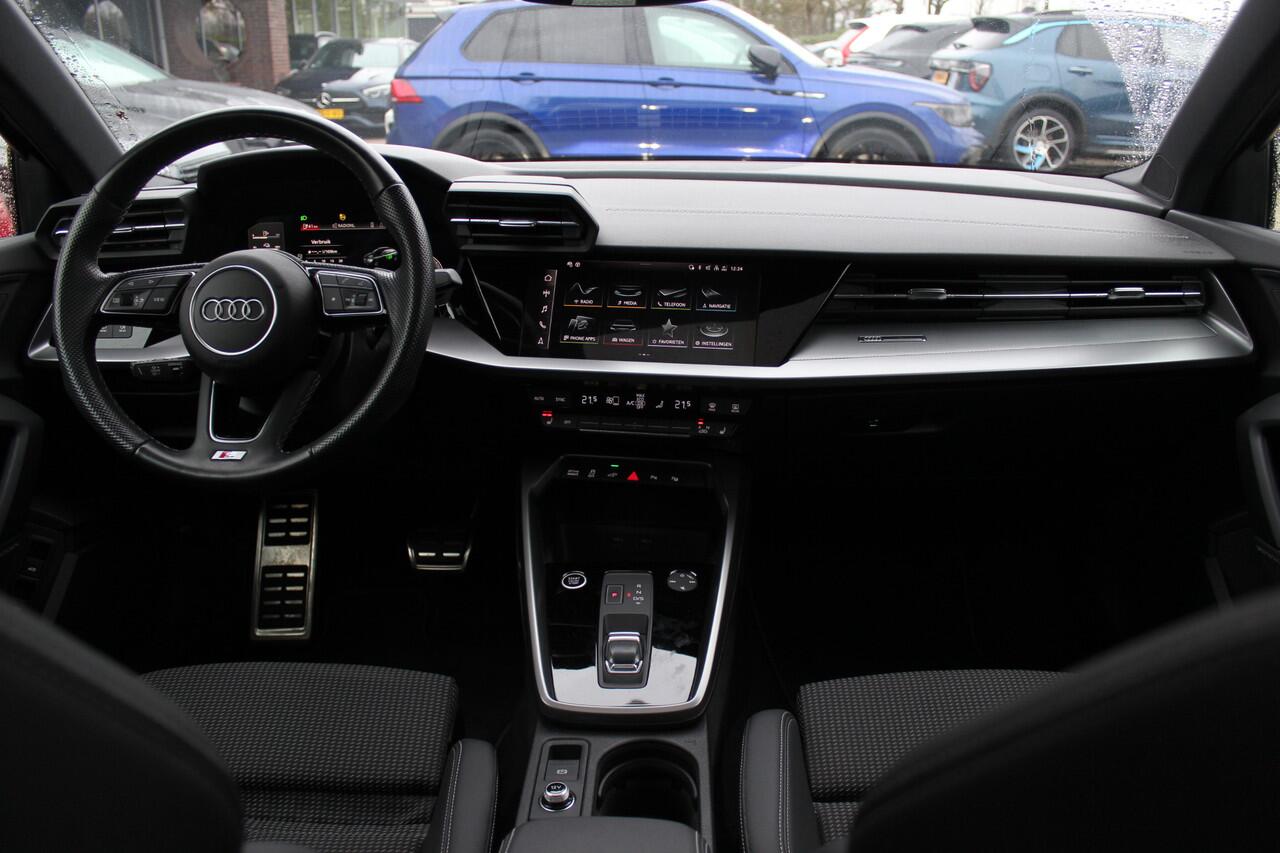 Audi A3 SPORTBACK 45 TFSI e S edition Competition / Trekhaak / Panoramadak / CarPlay / Matrix LED / Keyless / Parkeerhulp V+A / 18'' / Half leder / Navigatie / DAB / Dodehoek / Stoelverwarming / ACC