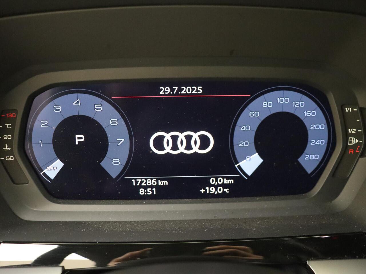 Audi A3 SPORTBACK 30 TFSI Attitude | CarPlay | Draadloze telefoonlader | Cruise control | Virtual cockpit | Parkeersensoren achter | Lane- en frontassist |