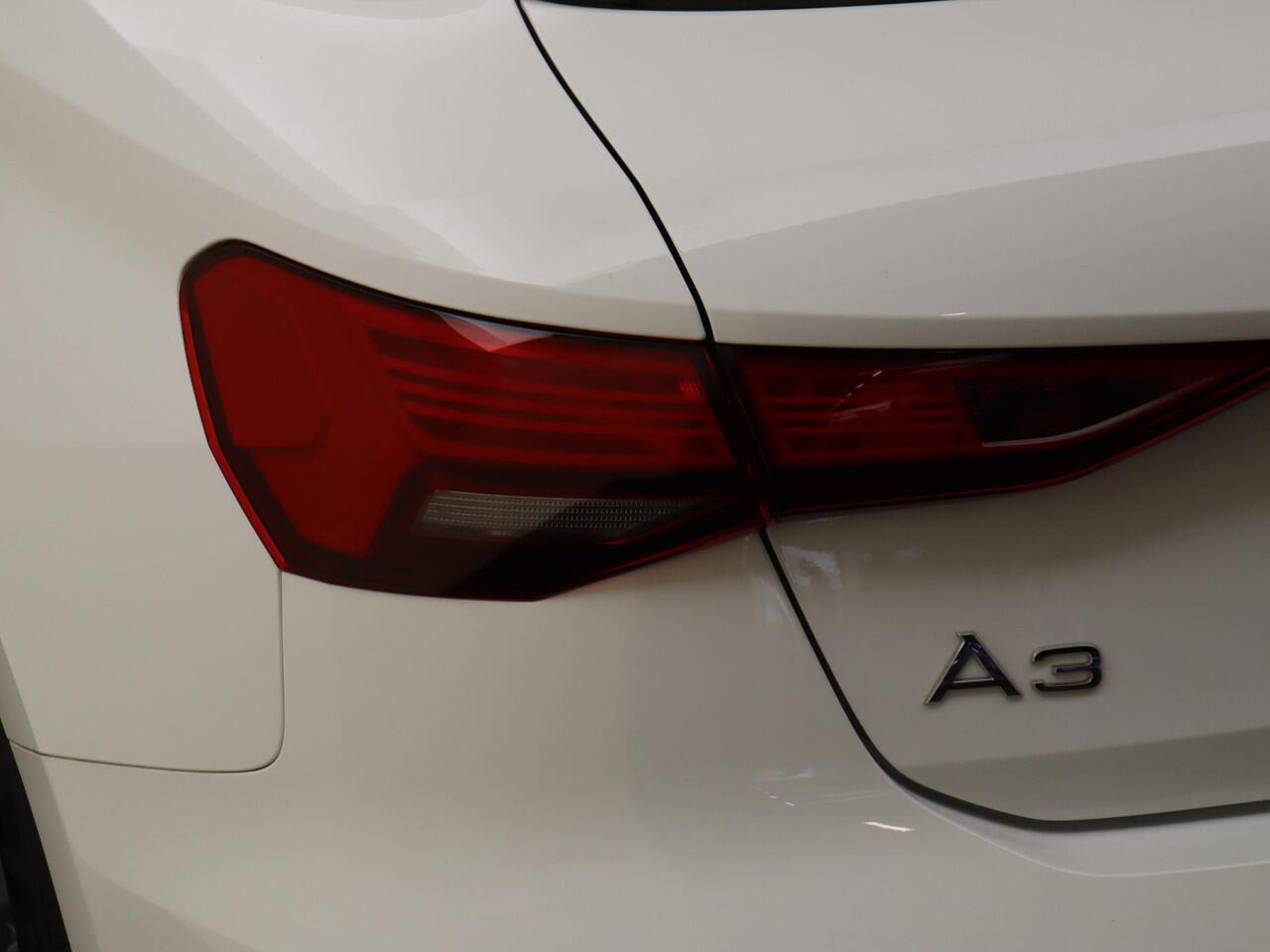 Audi A3 SPORTBACK 30 TFSI Attitude | CarPlay | Draadloze telefoonlader | Cruise control | Virtual cockpit | Parkeersensoren achter | Lane- en frontassist |