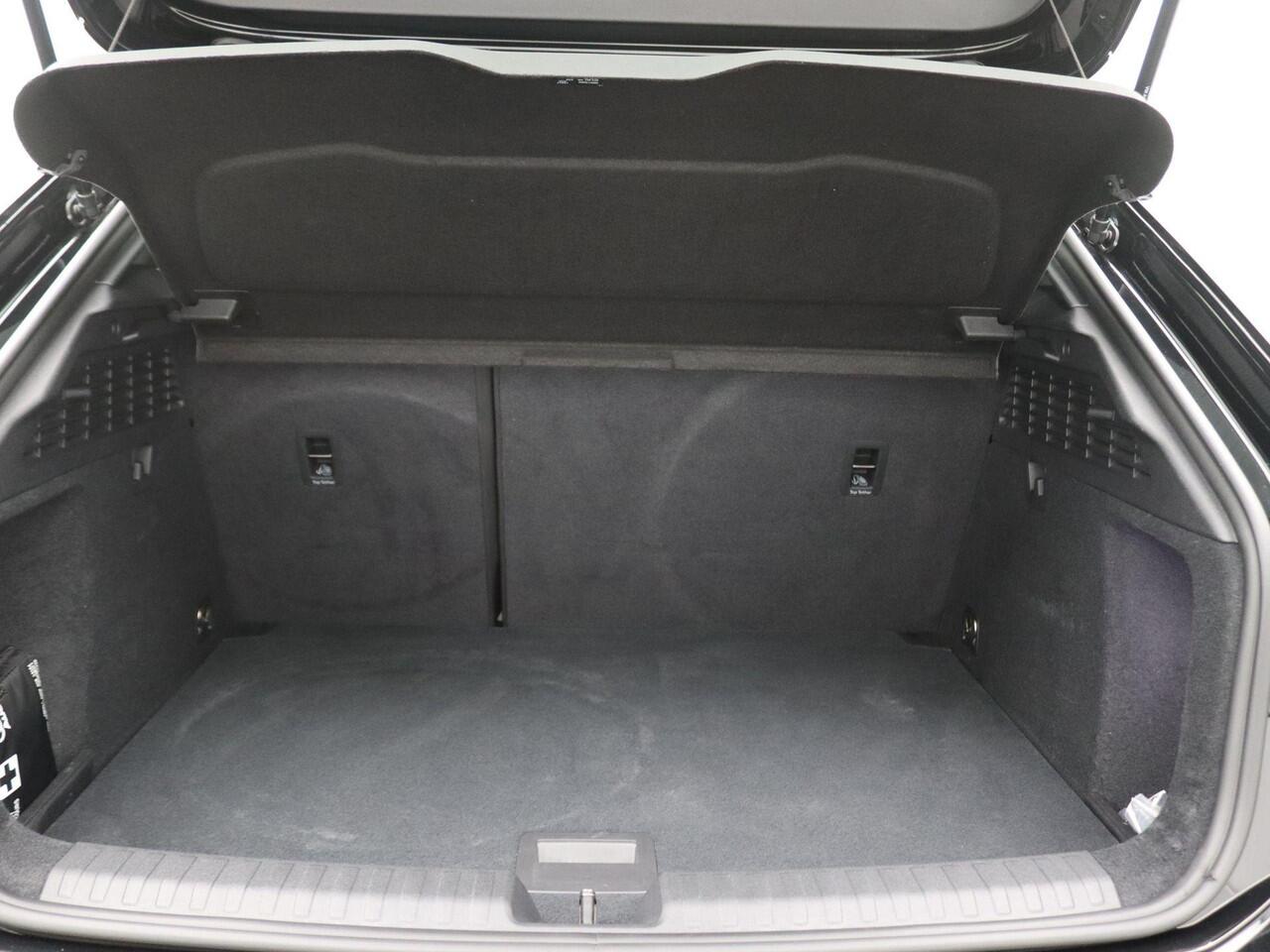 Audi A3 SPORTBACK 45 TFSI e S edition Competition 245PK S-tronic Pano-Schuifdak, Keyless, Stoelverwarming, Cruise Control, Lane Assist, Apple Carplay/Android Auto, Parkeersensoren voor en achter, 17" LM Velgen