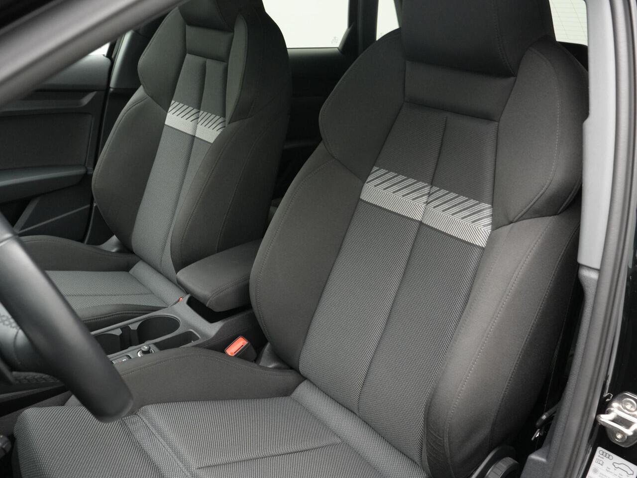 Audi A3 SPORTBACK 45 TFSI e 245 pk S-tronic S edition Competition | LED koplampen | Trekhaak | Stoelverwarming | Sportstoelen | Standkachel | Remklauwen rood | 18 inch