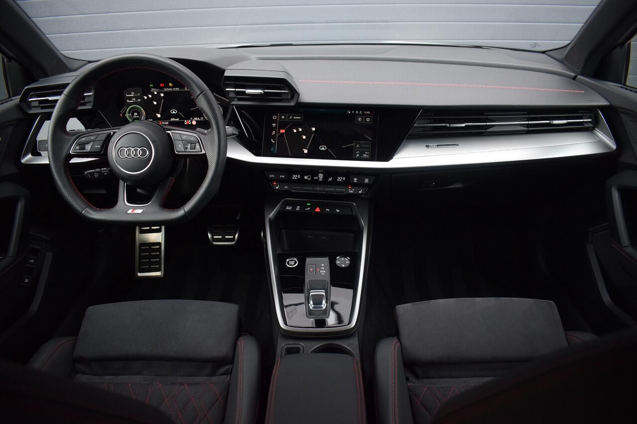 Audi A3 SPORTBACK 45 TFSI e S-line Competition | RS stoelen | Pano | 19"