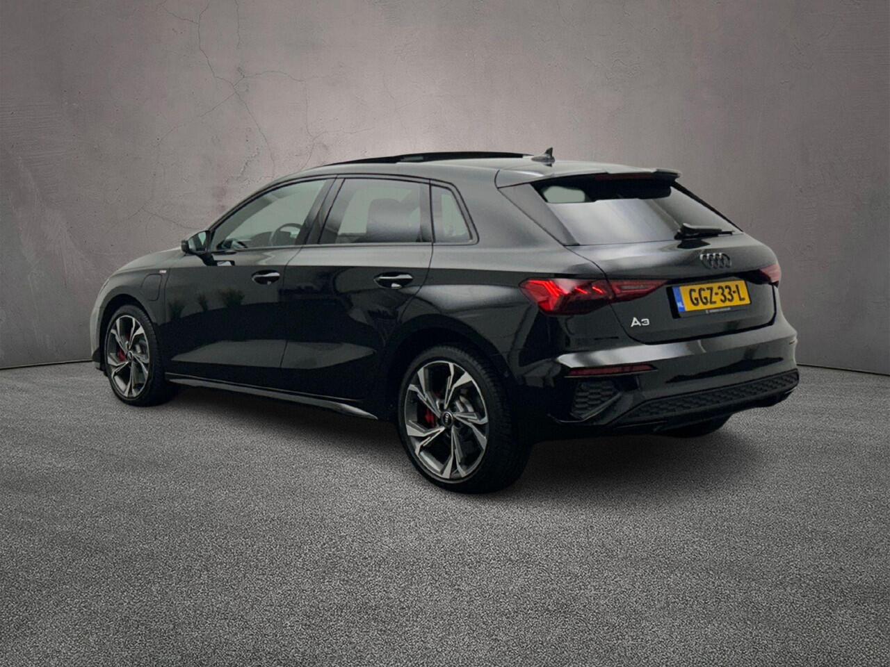 Audi A3 SPORTBACK 45 TFSI e S Edition | Pano | Matrix | Elek Kofferklep | Audi sound | Matrix-Led | Adapt. Cruise | Carplay | Ambient lighting | Navi | Optiek Zwart | S Line | Akoestisch glas |