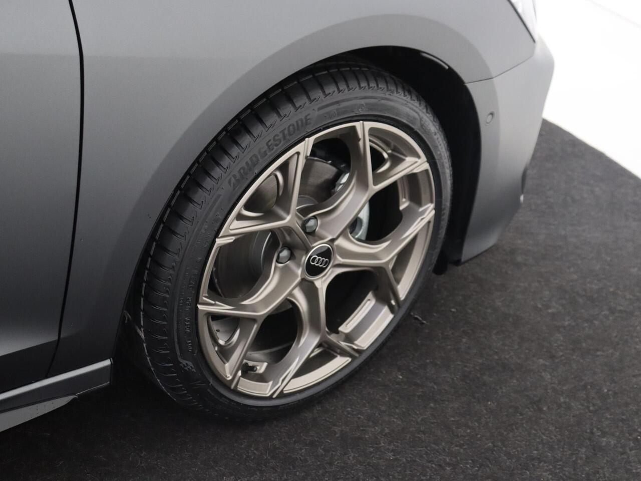 Audi A3 SPORTBACK 30 TFSI S edition | Daytonagrijs Exclusive Matlak | PANO | Ambiente lichtpakket Pro | Stoelverwarming | Optiek zwart Plus| 18 Inch | PDC Voor/Achter | 3-zone airco | Carplay/Andriod Auto | Draadloos lader | Privacy Glass