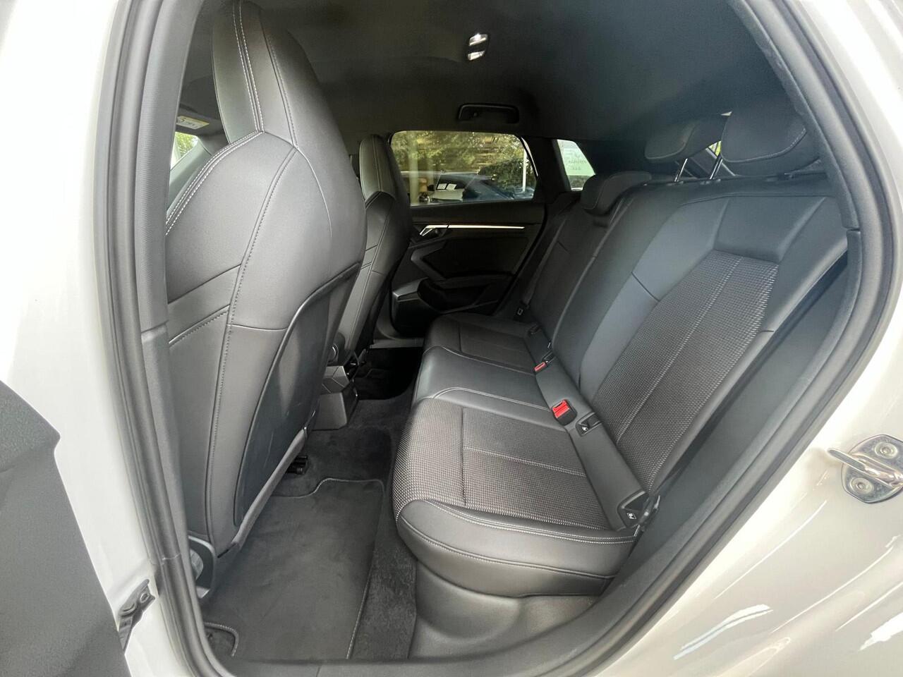 Audi A3 SPORTBACK 30 TFSI S edition / LED / S-Line Interieur & Exterieur / Navigatie / Camera / Donker Glas / 17" LMV