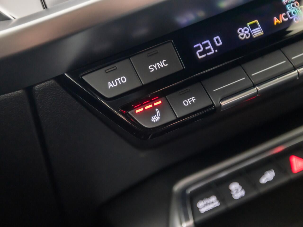 Audi A3 SPORTBACK 40 TFSI e Sport 204Pk Automaat (APPLE CARPLAY, CLIMATE, STOELVERWARMING, GETINT GLAS, SPORTSTOELEN, PARKEERSENSOREN, ZWART HEMEL, 18'' LM VELGEN, CRUISE, NIEUWSTAAT)