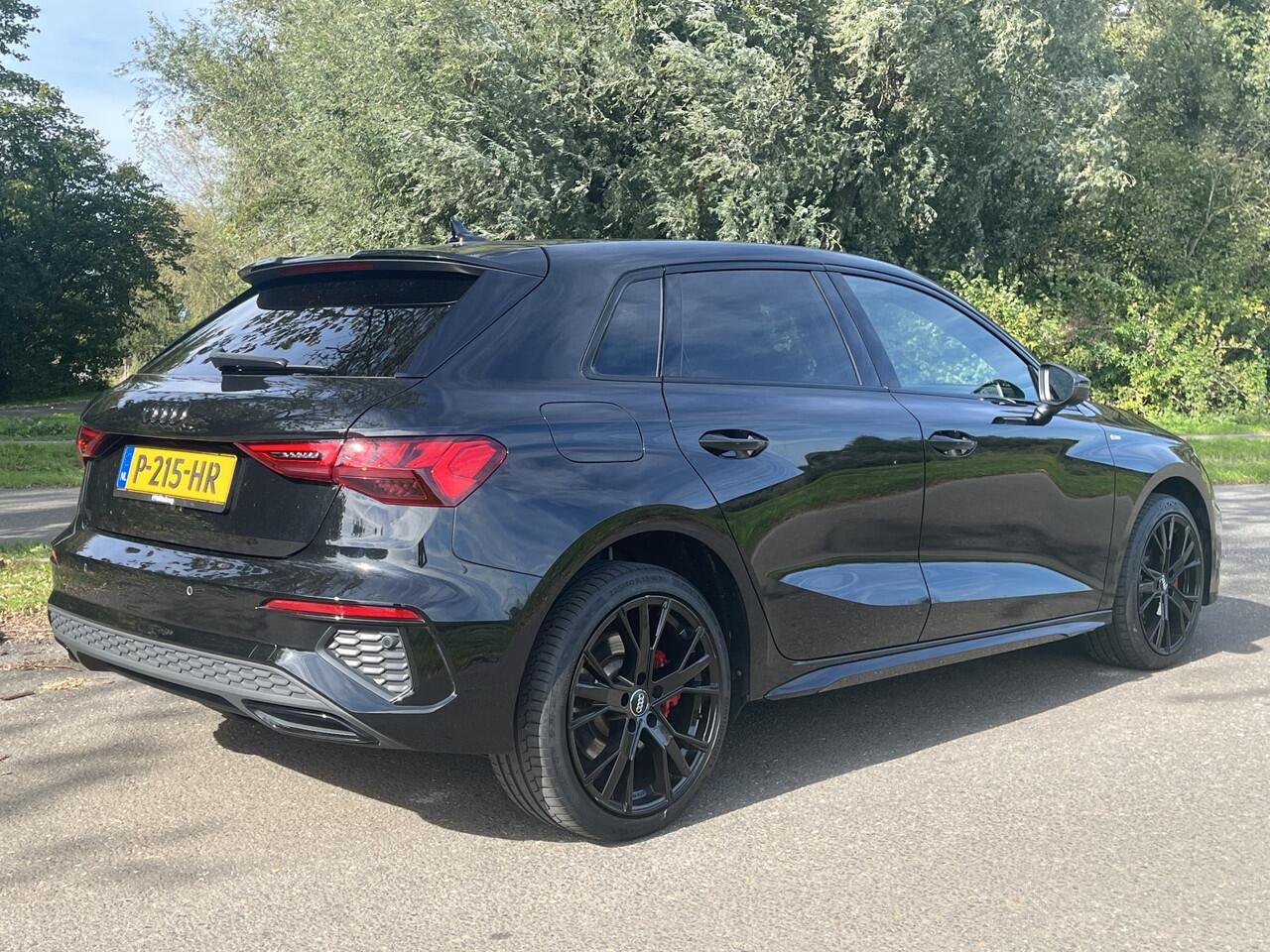 Audi A3 SPORTBACK 45 TFSI e S edition Competition / 245pk / Zwart Optiek / 18 Inch / getint glas / Getint glas