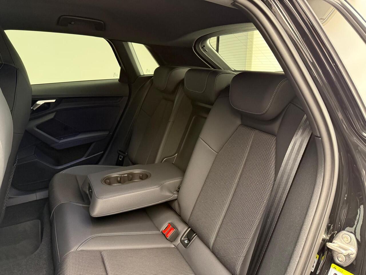 Audi A3 SPORTBACK 45 TFSI e S edition Competition | Zwart optiek | 18" | LED | Audi Sound | Ambiënt Lighting